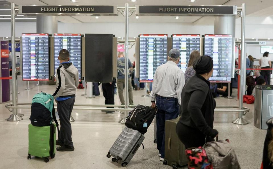 Passengers at Miami International Airport (AFP photo)
