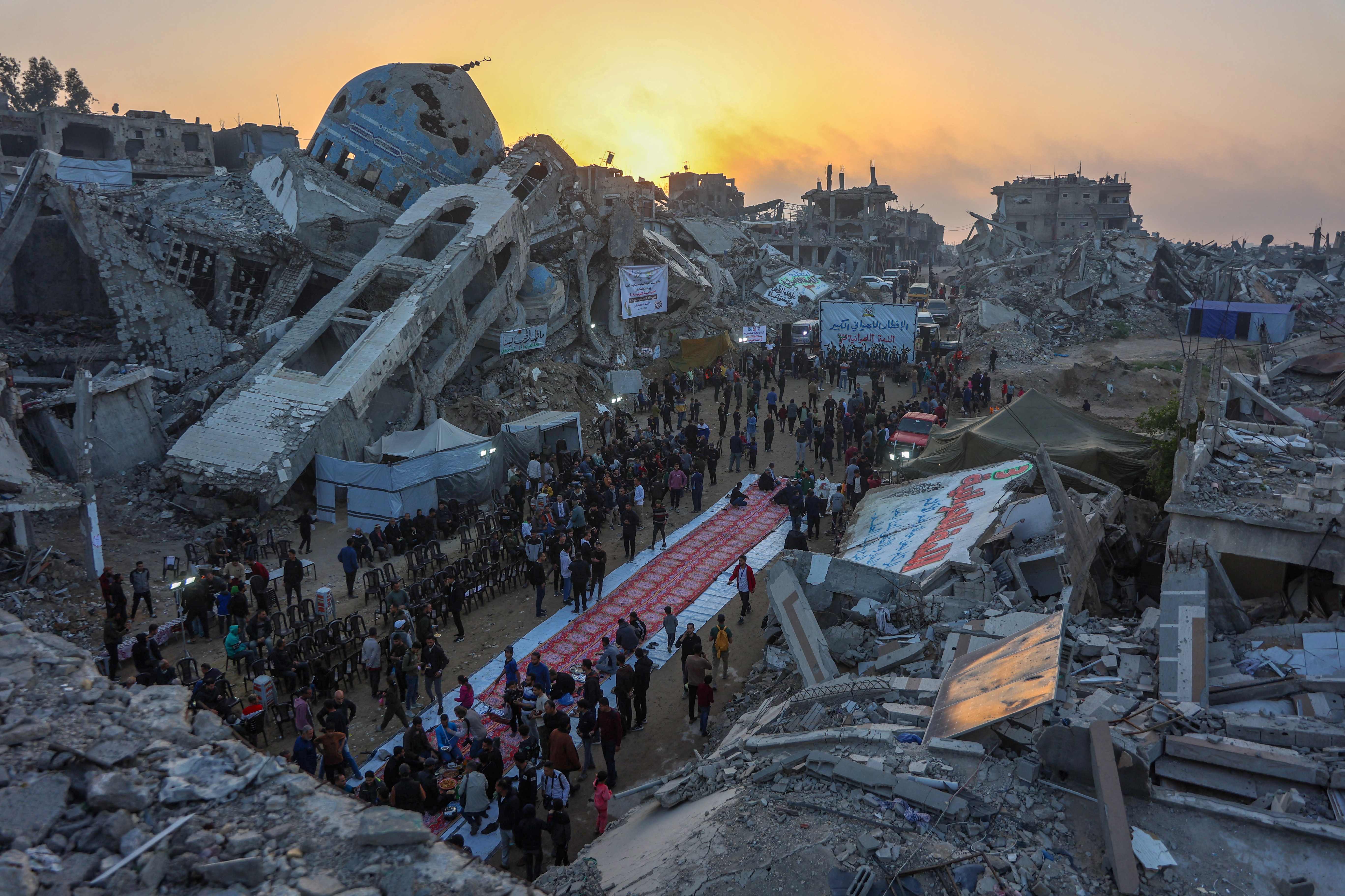 Palestinians gather for a mass fast-breaking iftar meal in front of the destroyed Salim Abu Muslim mosque in Beit Lahia in the northern Gaza Strip on March 15, 2025, during the Muslim holy fasting month of Ramadan (AFP photo)