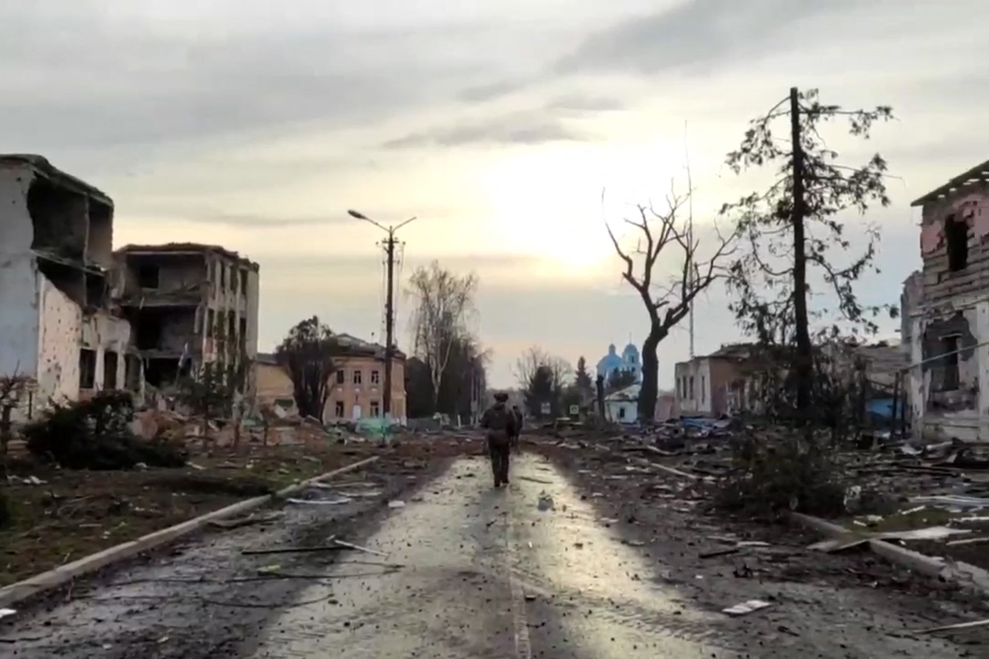 This video grab taken from a handout footage released by the Russian Defence Ministry on March 15, 2025, shows Russian soldiers walking along destroyed buildings in Sudzha, Kursk region (AFP photo)