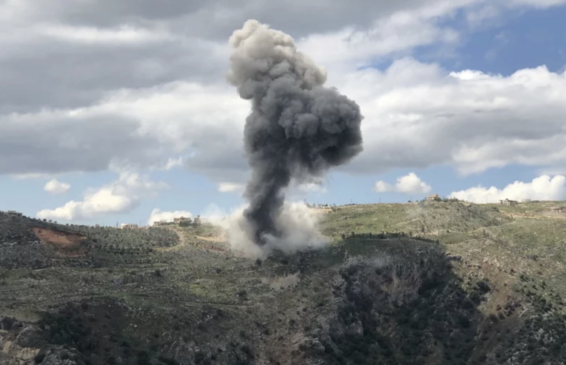 Smoke billows from the site of Israeli artillery shelling that targeted the area of the southern Lebanese village of Yohmor on March 22 (AFP photo)