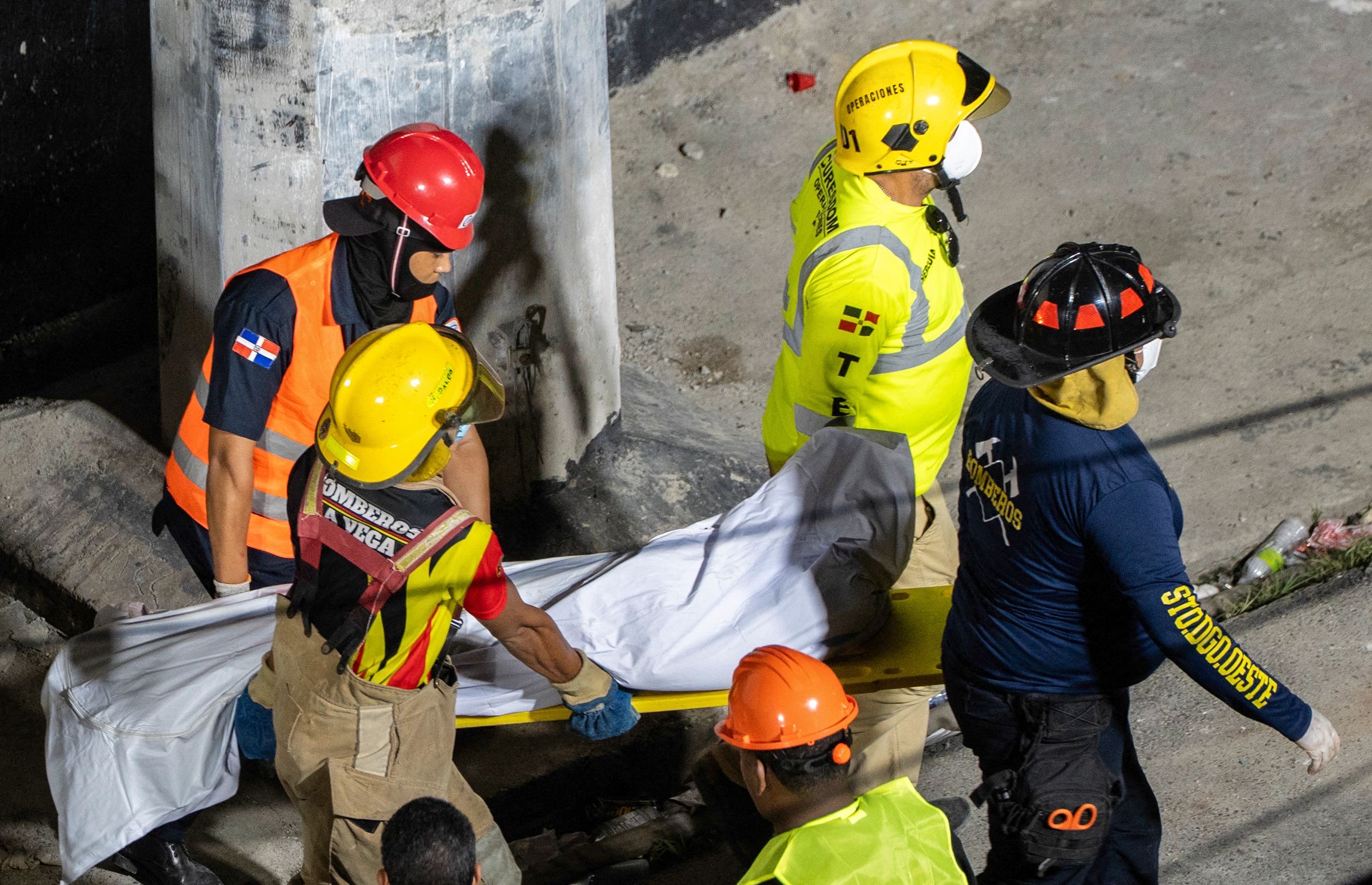 Rescue teams evacuate a body from the Jet Set nightclub following the collapse of its roof in Santo Domingo on April 8, 2025 (AFP photo)