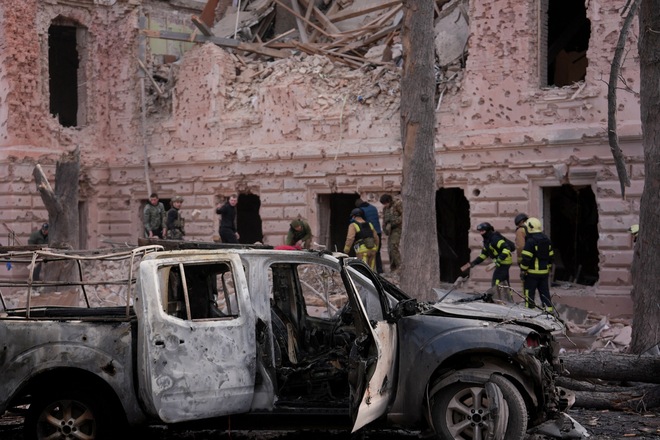 Ukrainian law enforcement officers and volunteers clean the rubble at the site a missile attack in Sumy, northeastern Ukraine, on April 13, 2025 (AFP photo)
