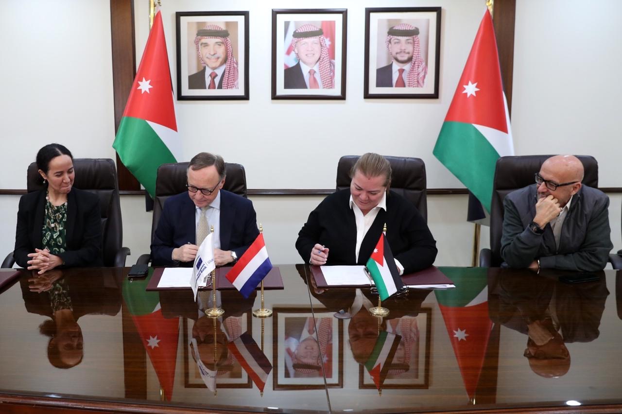 Minister of Planning and International Cooperation Zeina Toukan and Dutch Ambassador to Jordan Harry Verweij on Thursday sign a 31 million euros grant agreement to finance the Aqaba-Amman Water Desalination and Conveyance Project (Photo courtesy of the Ministry of Planning)