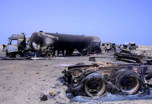 Burned vehicles lie near the port of Ras Issa in Yemen's Hodeida province following reorted US strikes, on April 18, 2025. The April 17 US strikes on the Yemeni fuel port killed at least 80 people, Huthi rebels said on April 18, in the deadliest attack of Washington's 15-month campaign against the Iran-backed group (AFP photo)