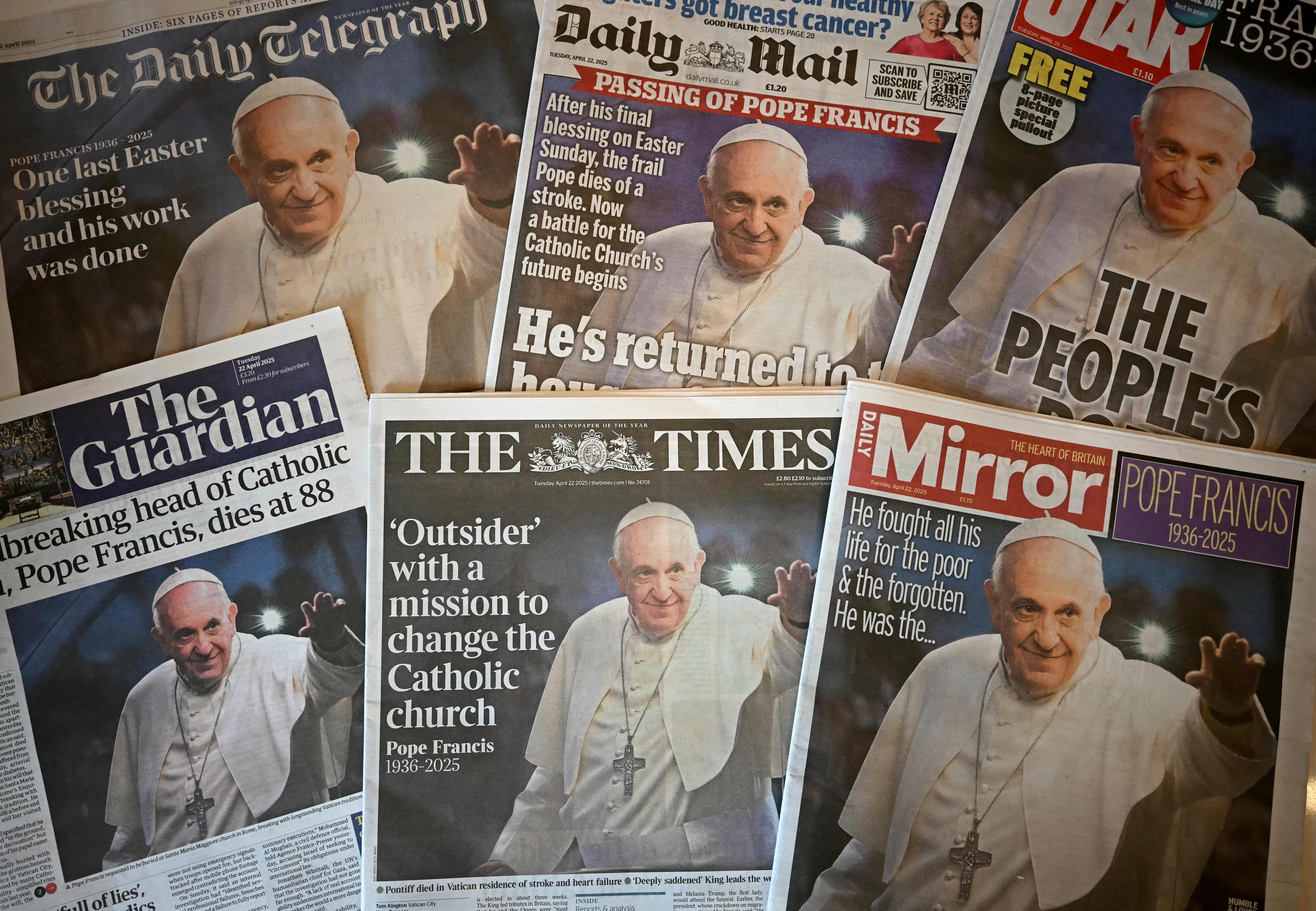 A photo illustration shows the front pages of some of Britain's national newspapers, dominated by the death of Pope Francis, in Prenton, north west England on April 22, 2025  (lAFP photo)