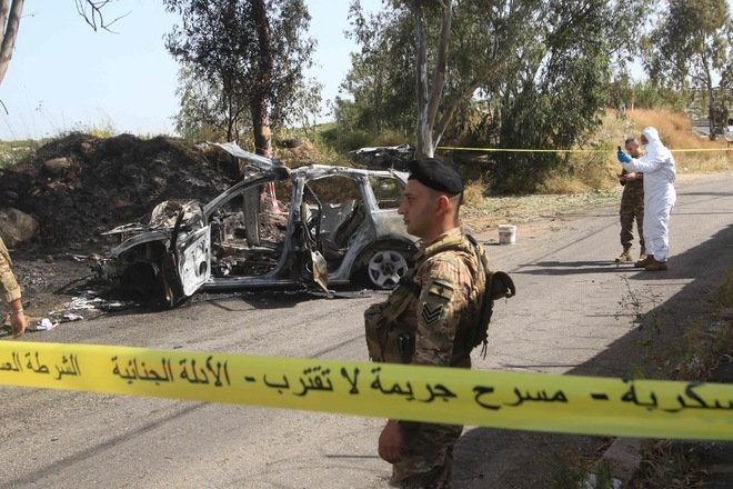 Lebanese security forces and forensic experts inspect the scene of an Israeli airstrike in Baawerta (Baaouerta), near the coastal town of Damour, about 20 kilometres south of Beirut, on April 22, 2025, which reportedly killed a military leader of Jamaa Islamiya, a Lebanese Islamist group allied with Palestinian Hamas (AFP photo)