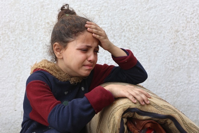 A Palestinian girl mourns a relative, killed in an Israeli strike on a school-turned-shelter, at the Al Shifa hospital in Gaza City on April 23, 2025 (AFP photo)