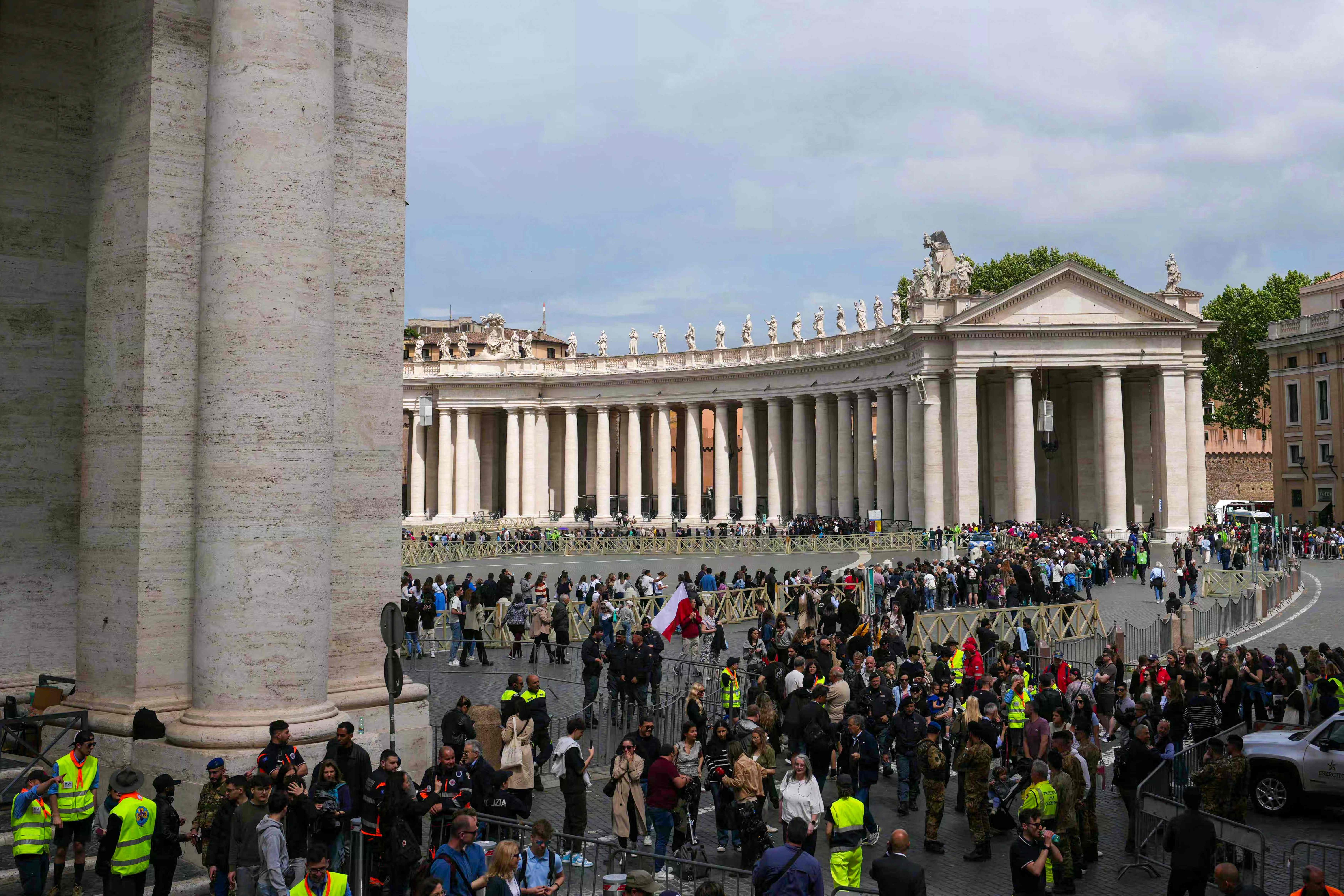 People queue at St Peter's Square to pay their respects to the Pope who lies in state in The Vatican, on April 24, 2025 (AFP photo)