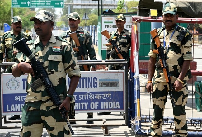 Indian Border Security Force (BSF) soldiers stand guard at the India-Pakistan Wagah border post on the outskirts of Amritsar on April 24, 2025 (AFP photo)