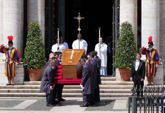 The coffin of late Pope Francis is carried by pallbearers into Santa Maria Maggiore Basilica, in Rome on April 26, 2025 (AFP photo)