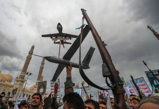 Yemenis brandish drone replicas and traditional rifles during a rally in solidarity with Palestinians and the Gaza Strip and in condemnation of Israel and the US, in the Huthi-run capital Sanaa on May 2, 2025 (AFP photo)