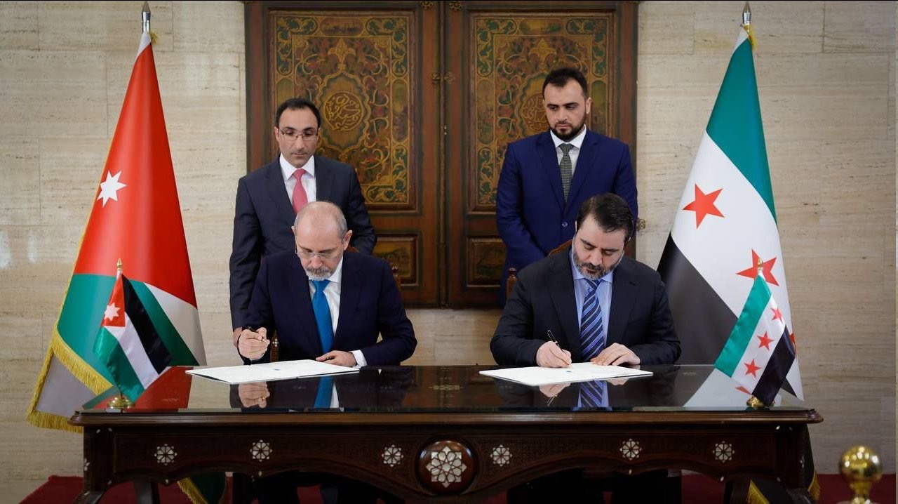Deputy Prime Minister and Foreign Minister Ayman Safadi (left) and Syrian Foreign Minister Asaad Shibani sign a memorandum of understanding regarding the establishment and activation of the Higher Coordination Council (Photo courtesy of Foreign Ministry)