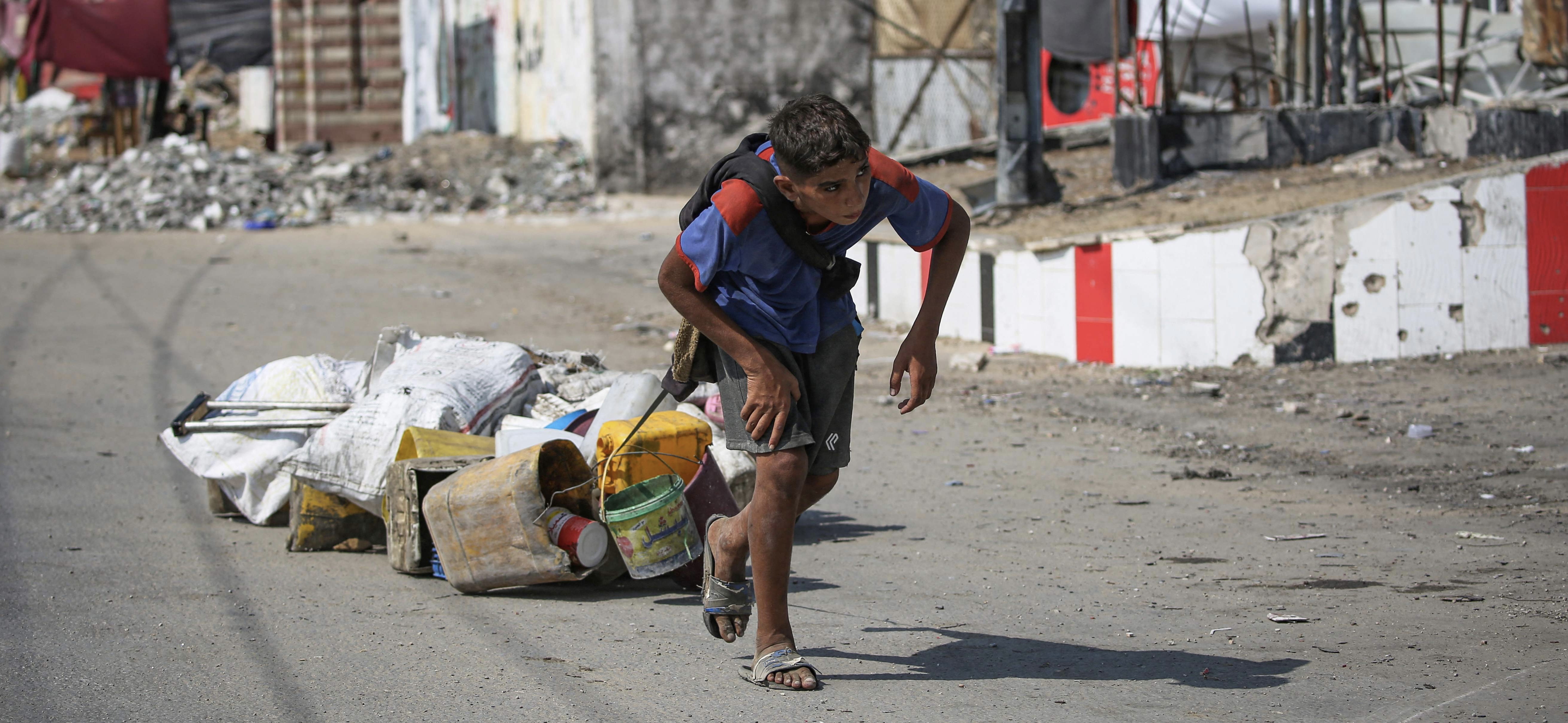 A Palestinian youth pulls salvaged items in Deir Al Balah in the central Gaza Strip on August 27, 2024, amid the ongoing Israeli war against the Palestinian territory (AFP photo)