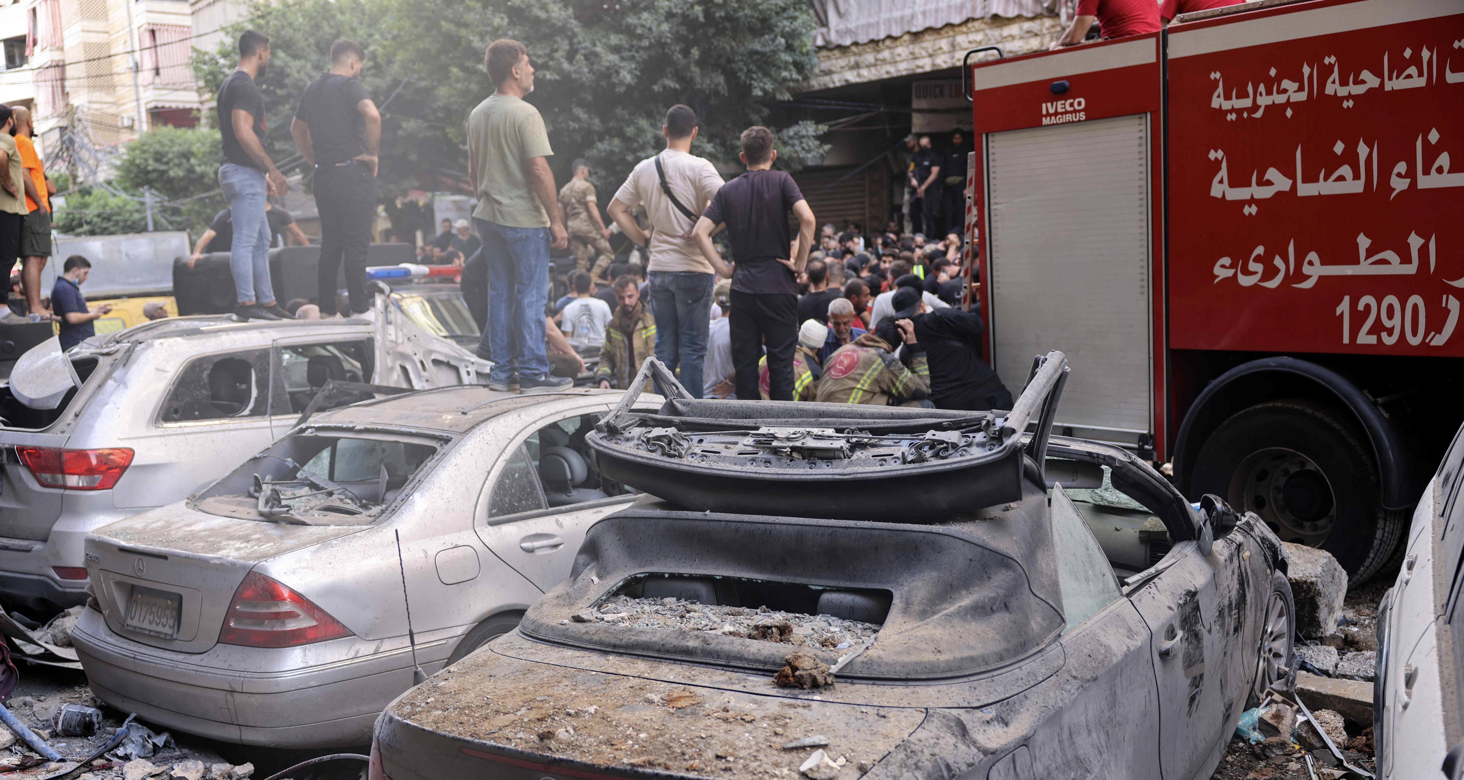 People and first responders gather in front of a building targeted by an Israeli strike in Beirut's southern suburbs on September 20, 2024. The strike on Hizbollah's stronghold in Lebanon's capital Beirut reportedly killed at least eight people and wounded dozens of others, with a source close to the movement saying a top military leader was dead (AFP photo)