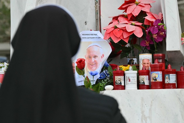 Nun pray at the statue of John Paul II outside the Gemelli hospital where Pope Francis is hospitalized for pneumonia, in Rome on February 23, 2025  (AFP photo)
