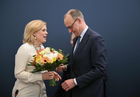 The leader of Germany's Christian Democratic Union (CDU) and the party's top candidate for Chancellor Friedrich Merz (L) is offered a bouquet of flowers by Federal Treasurer of Germany's Christian Democratic Union (CDU) Julia Kloeckner prior the CDU's leadership meeting at the party's headquarters in Berlin, on February 24, 2025 (AFP photo)