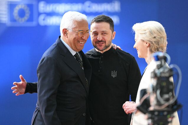 European Council President Antonio Costa (L) and European Commission President Ursula von der Leyen (R) greet Ukraine's President Volodymyr Zelensky as he arrives at the Special European Council to discuss continued support for Ukraine and European defence at the EU headquarters in Brussels today (AFP photo)  