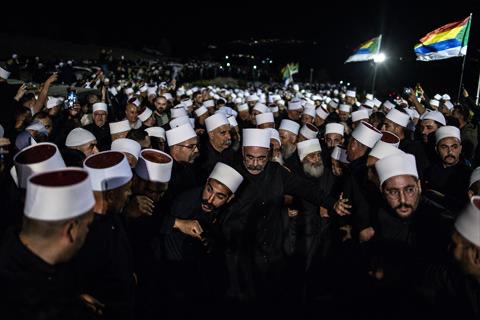 People surround a Syrian Druze cleric upon his arrival at the tomb of Nabi Shuaib in northern Israel on March 14, 2025 (AFP photo)