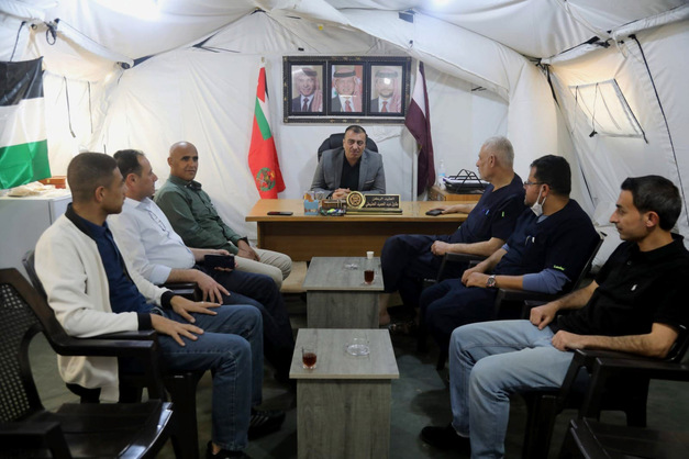 A delegation from Nasser Medical Complex, the second largest healthcare facility in the Gaza Strip, on Thursday visits the Jordanian field hospital in southern Gaza (Petra photo)