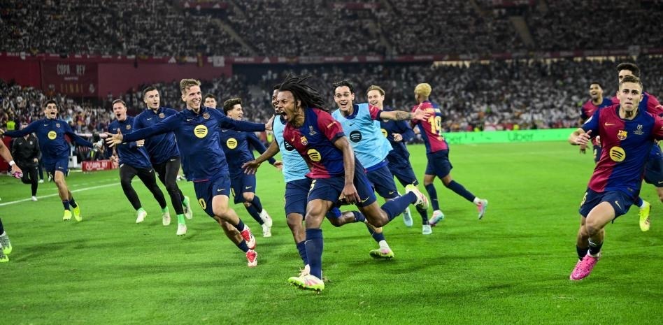 Barcelona players celebrate after Kounde scores the winning goal in the match on Saturday against their arch rival Real Madrid (Photo courtesy of Mundo Deportivo)