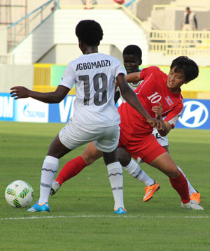 North Korea’s Ri Hae Yon scrabbles for the ball against Ghana’s Agbomadzi during their 2016 U-17 Women’s World Cup match in Irbid on Thursday (Photo by Amjad Ghsoun)