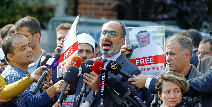Turkish journalist Turan Kislakci, head of the Turkish-Arab Media Association, talks to the media during a protest in front of Saudi Arabia's consulate in Istanbul, Turkey, on Saturday (Reuters photo)