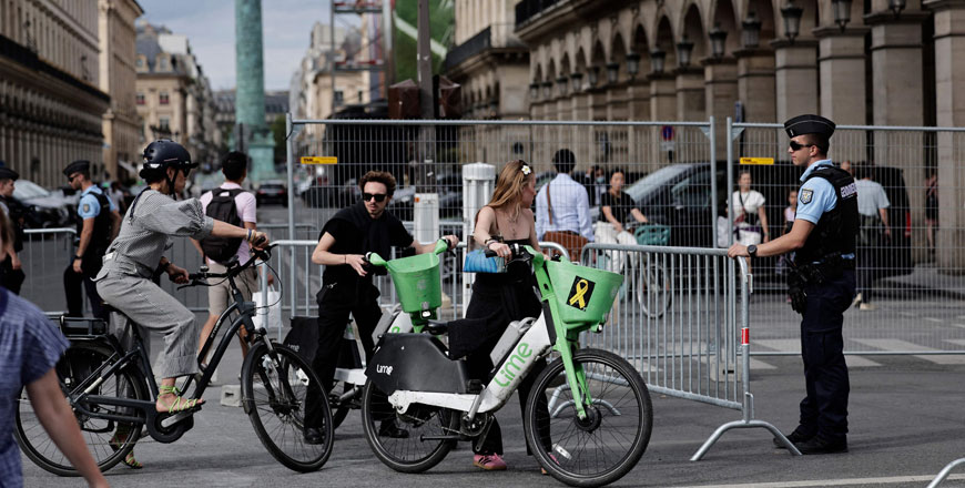 A French gendarme prevents cyclists from enteting a ‘grey zone’ in Paris on Friday, ahead of the opening ceremony of the Paris 2024 Olympic Games (AFP photo)