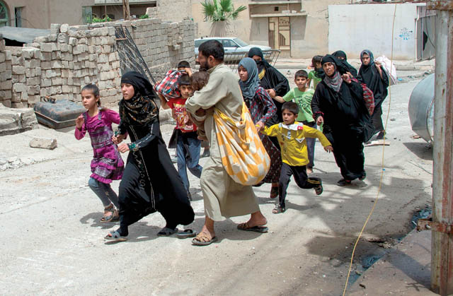 Iraqis evacuate their home as Iraqi forces advance in the northwestern Al Haramat neighbourhood of Mosul on Thursday, during the ongoing offensive to retake the area from Daesh militants (AFP photo)