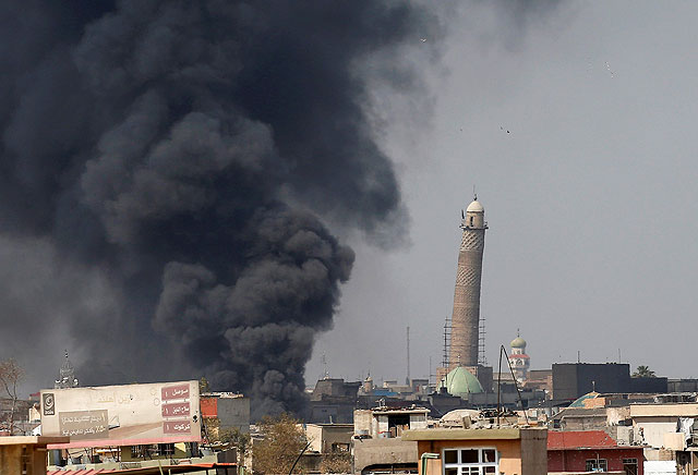 Smoke rises from clashes near Mosul’s Al Habda minaret at the Grand Mosque, where Daesh leader Abu Bakr Al Baghdadi declared his caliphate back in 2014, as Iraqi forces battle to drive out Daesh militants from the western part of Mosul, Iraq, on Friday (Reuters photo)