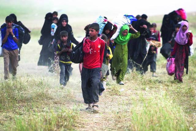 Displaced Iraqis from Al Haramat neighbourhood, north of Mosul, flee their homes on Sunday, during the ongoing military offensive to retake the area from Daesh militants (AFP photo)