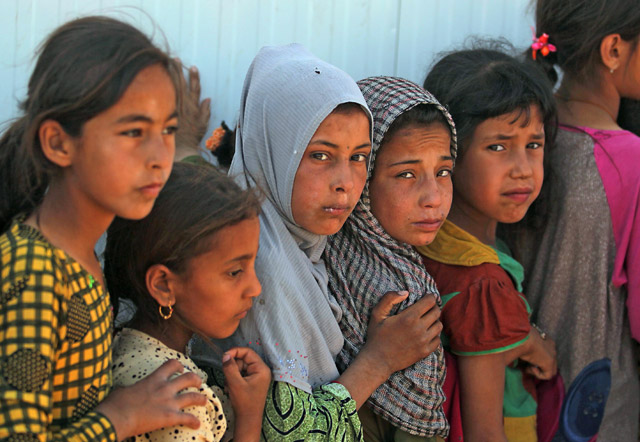 Displaced children stand in line to get food at the Hammam Al Alil camp for internally displaced people south of Mosul, on Thursday, as government forces continue their offensive to retake the city of Mosul from Daesh (AFP photo)