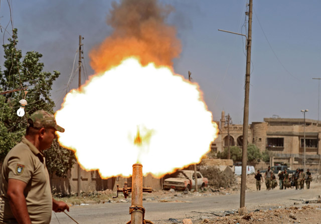 Members of the Iraqi forces fire mortar shells during battles in western Mosul’s Zanjili neighbourhood, as government forces advance in the area during their ongoing battle against Daesh group militants on Wednesday (AFP photo)
