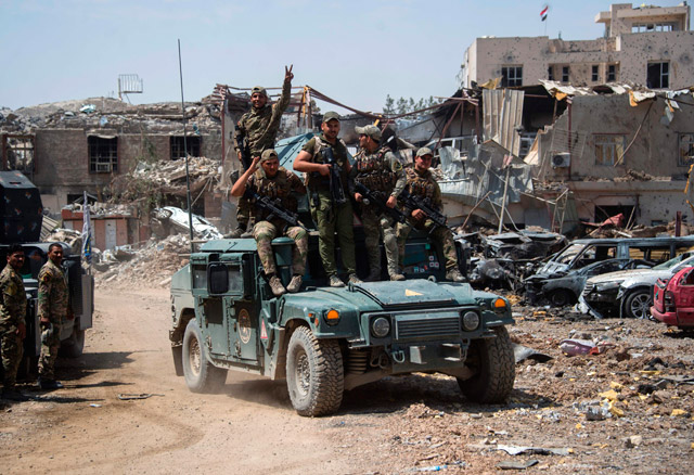 Members of Iraq’s elite Rapid Response Division patrol in the Shifa neighbourhood, on the west bank of Mosul, on Saturday, where they are battling some of the last members of the Daesh group in the city (AFP photo)