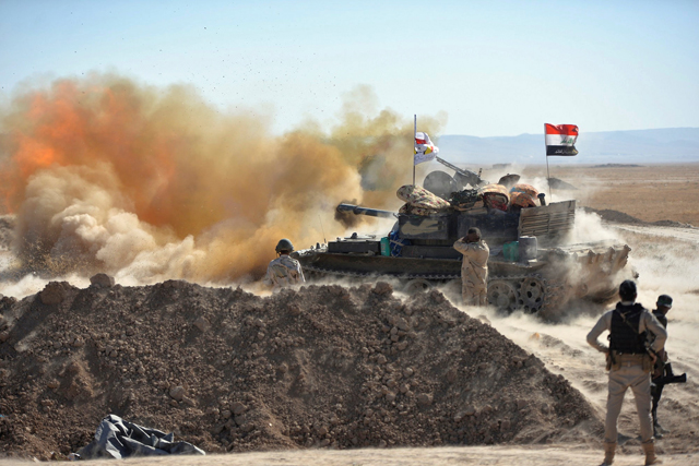 Iraqi soldiers fire towards Daesh positions on the outskirts of Tal Afar, Iraq, on Sunday (Reuters photo)