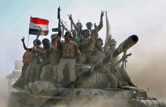 Fighters of the Hashed Al Shaabi (Popular Mobilisation Units) advance towards the town of Tal Afar, west of Mosul, after the Iraqi government announced the beginning of the operation to retake it from the control of the Daesh group on Tuesday (AFP photo)