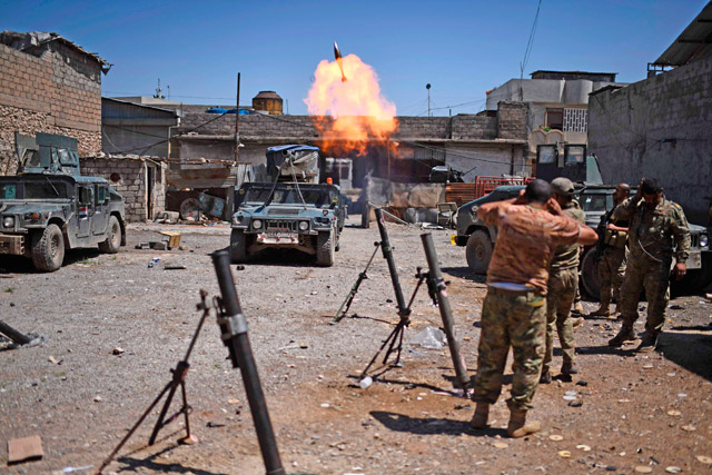 Iraqi forces, from the elite Rapid Response Division, fire mortars towards Daesh group positions, during their advance in western Mosul on Wednesday, as part of their campaign to retake the city from Daesh militants (AFP photo)