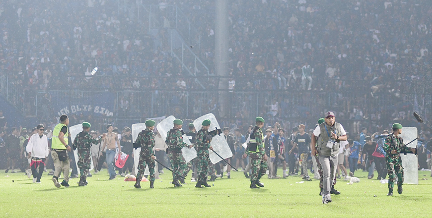 This photo taken on Saturday shows members of the Indonesian army securing the pitch after a football match between Arema FC and Persebaya Surabaya at Kanjuruhan Stadium in Malang, East Java (AFP photo)