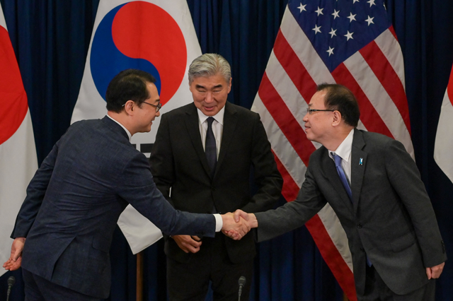 From left to right: Japanese Ministry of Foreign Affairs Director General for Asian and Oceanian Affairs Bureau Funakoshi Takehiro, US Special Representative for the Democratic People’s Republic of Korea Sung Y. Kim and Republic of Korea Special Representative for Korean Peninsula Peace and Security Affairs Kim Gunn meet during the trilateral about North Korea issues and denuclearisation of North Korea, at the US embassy in Jakarta, on Tuesday (AFP photo)