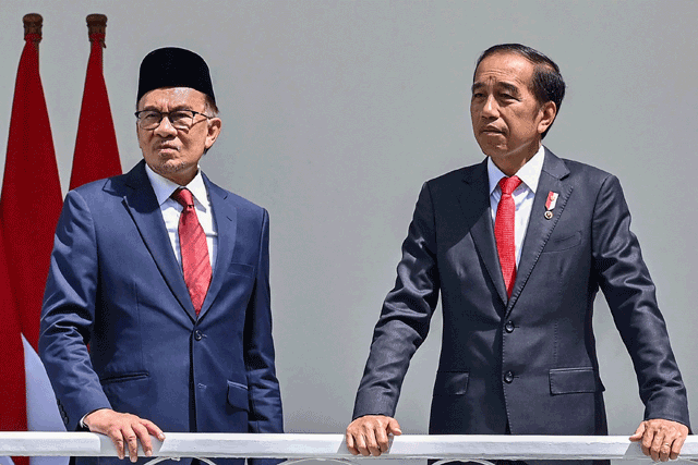 Indonesia’s President Joko Widodo (right) stands beside Malaysia’s Prime Minister Anwar Ibrahim at the presidential palace in Bogor, West Java, on Monday (AFP photo)