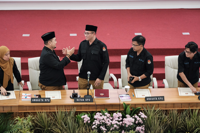 Indonesia’s General Elections Commission (KPU) Chairman Hasyim Asy’ari (centre) reacts after the official announcement of the results of the February 2024 elections at the KPU office in Jakarta on Wednesday (AFP photo)