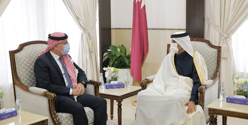 Interior Minister Mazen Farayah meets with Qatari Prime Minister and Interior Minister Sheikh Khalid bin Khalifa bin Abdulaziz Al Thani in Doha on Thursday (Petra photo)