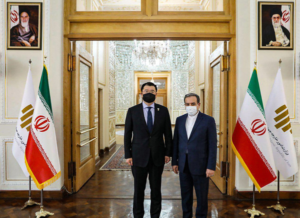 This handout photo provided by the Iranian foreign ministry on Sunday, shows South Korea's Deputy Foreign Minister Choi Jong-kun (left) meeting with his Iranian counterpart Abbas Araghchi, in the Iranian capital Tehran (AFP photo)