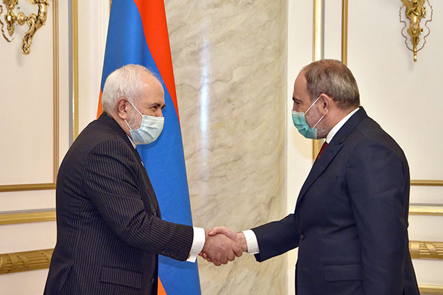 Armenian Prime Minister Nikol Pashinyan meets with Iranian Foreign Minister Mohammad Javad Zarif in Yerevan on Wednesday (AFP photo)