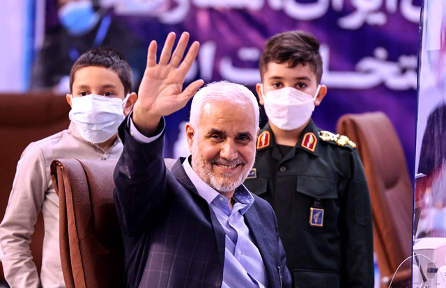 In this file photo taken on May 13, former Iranian vice president Mohsen Mehralizadeh, accompanied by his grandsons, salutes supporters as he registers his candidacy at the interior ministry in the capital Tehran, for the Islamic Republic’s upcoming presidential elections (AFP photo)