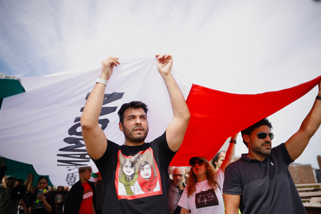 People march on the Brooklyn Bridge during a global protest in solidarity with Iranian women in New York on Saturday (AFP photo)
