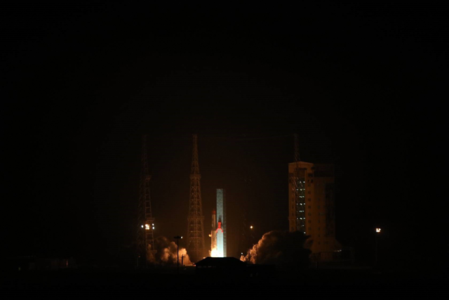   A handout photo provided by the Iranian Defence Ministry on Sunday shows Iran’s two-stage Simorgh (Phoenix) satellite carrier lifting off at an undisclosed location (AFP photo)