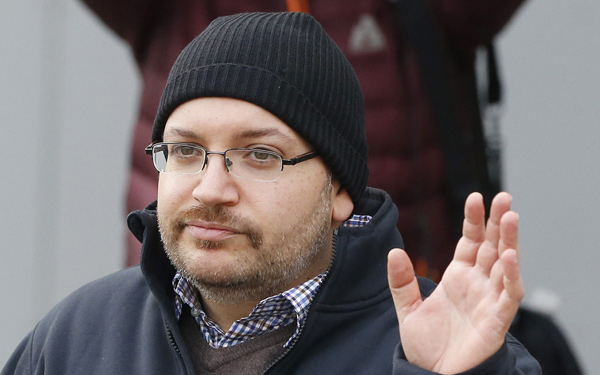 US journalist Jason Rezaian waves as he poses for media people in front of Landstuhl Regional Medical Centre in Landstuhl, Germany, after being released from prison in Iran, on January 20, 2016 (AFP photo)