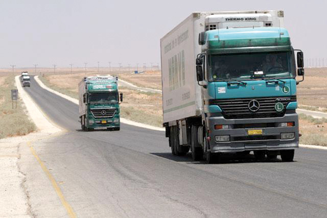 Trucks crossing over the border from Iraq can be seen in this photo taken in 2015. A delegation of Jordanian ministers, state officials and representatives of the private sector met with their Iraqi counterparts recently to discuss furthering cooperation on trade and energy (JT file photo)