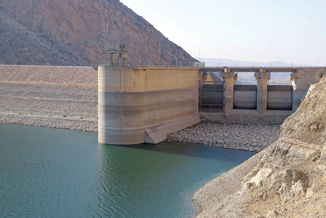 A photo taken on Tuesday shows the Darbandikhan Dam after the water level has fallen by 7.5 metres in one year, in north-eastern Iraq (AFP photo)