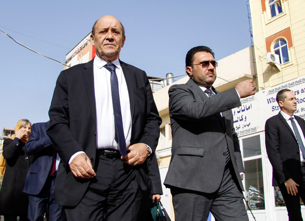 Jean-Yves Le Drian (left), French minister for Europe and foreign affairs, visits the central Iraqi holy shrine city of Najaf, on Tuesday (AFP photo)